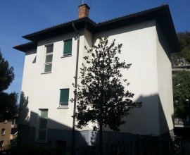 Частный добротный дом на  маленьком участке в Кампионе Д'Италия (IT)|Объект: 088